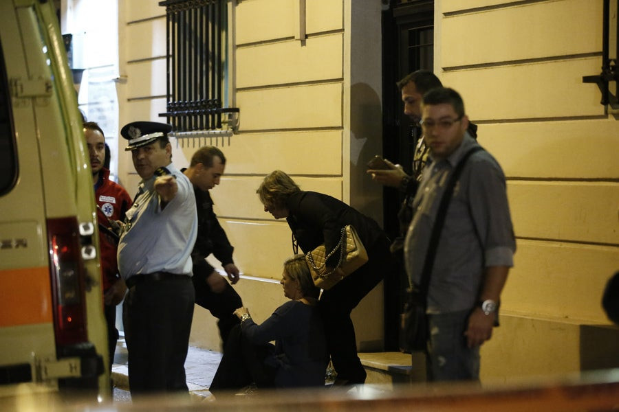 Κατέρρευσε η οικογένεια του Μ. Ζαφειρόπουλου έξω από το γραφείο του – Το χρονικό της δολοφονίας (εικόνες, βίντεο)